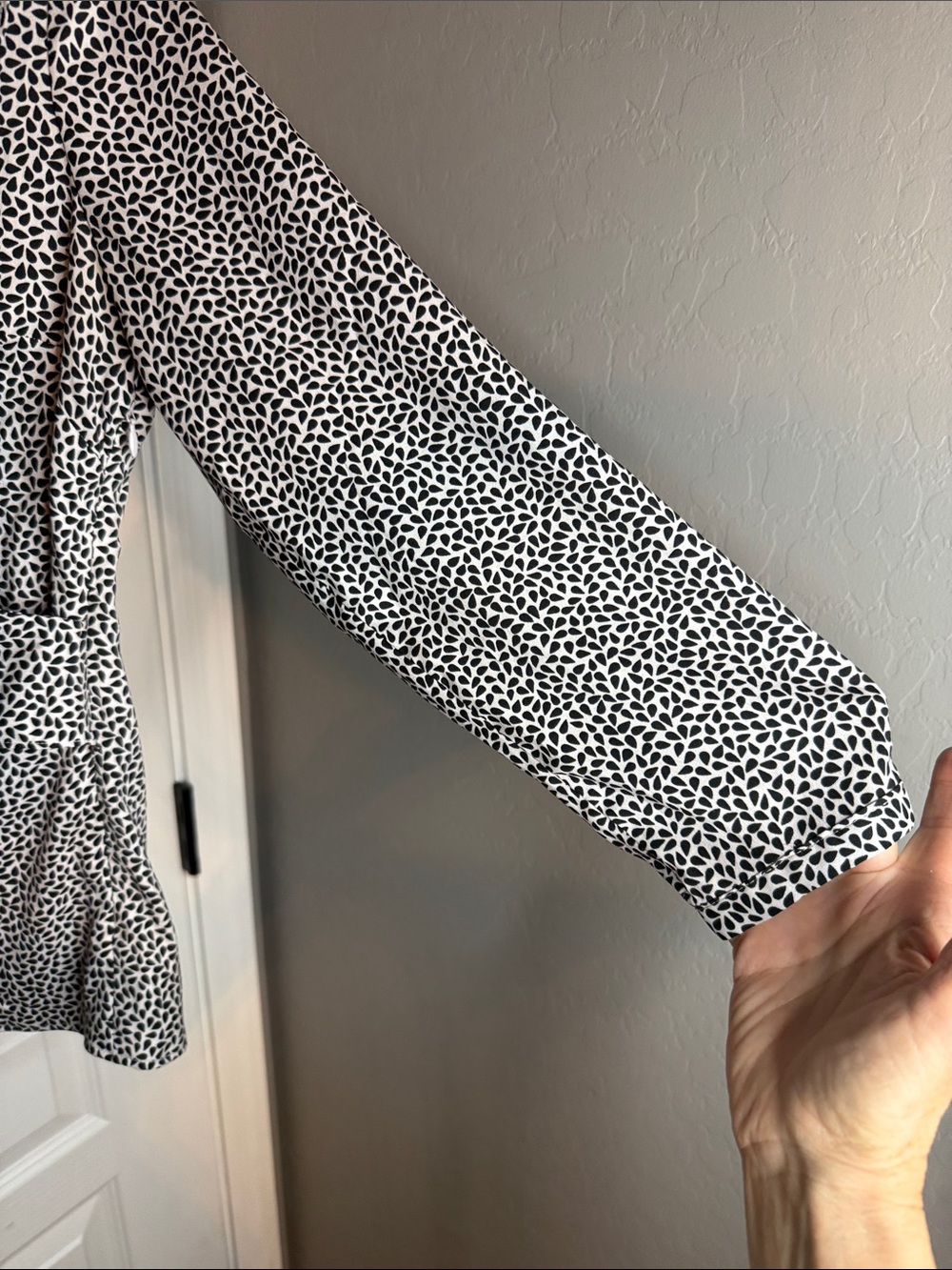 Ann Taylor Black & White Printed V-Neck Ruffle Blouse - Picture 4 of 5